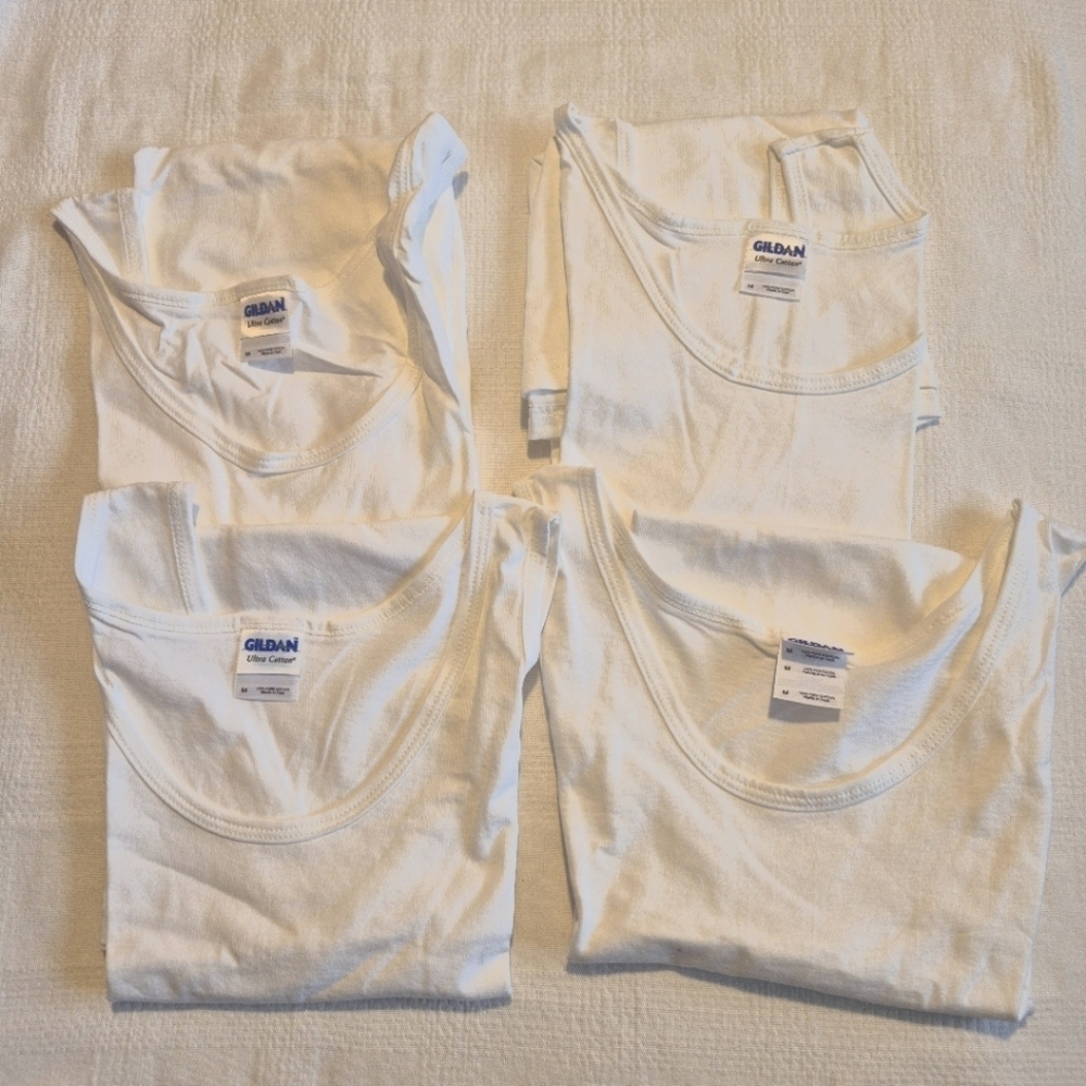 Gildan men's Medium white tank tops, Cotton heavyweight New 4 count